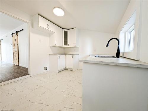 4327 Ellis Street, Niagara Falls, ON - Indoor Photo Showing Kitchen