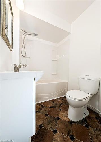 4327 Ellis Street, Niagara Falls, ON - Indoor Photo Showing Bathroom