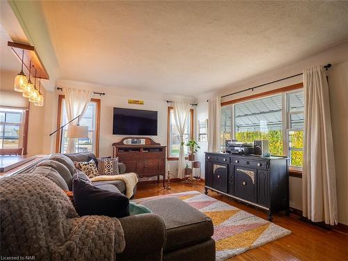 42026 Hwy 3, Wainfleet, ON - Indoor Photo Showing Living Room