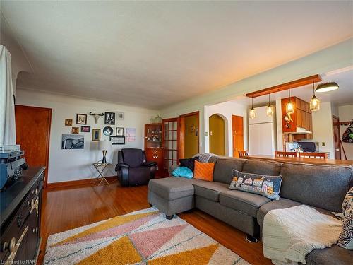 42026 Hwy 3, Wainfleet, ON - Indoor Photo Showing Living Room