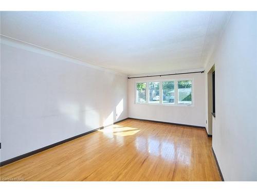 5 Cherrywood Avenue, Fonthill, ON - Indoor Photo Showing Other Room