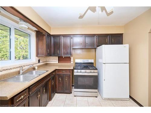 5 Cherrywood Avenue, Fonthill, ON - Indoor Photo Showing Kitchen With Double Sink