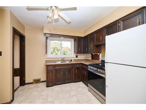 5 Cherrywood Avenue, Fonthill, ON - Indoor Photo Showing Kitchen With Double Sink