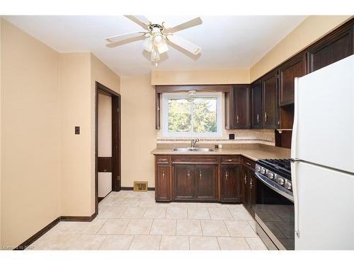 5 Cherrywood Avenue, Fonthill, ON - Indoor Photo Showing Kitchen With Double Sink