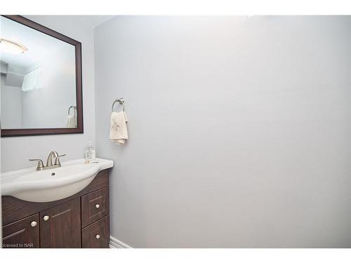 5 Cherrywood Avenue, Fonthill, ON - Indoor Photo Showing Bathroom