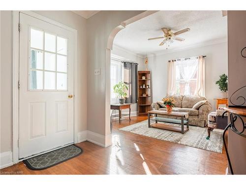 3 Delaware Avenue, St. Catharines, ON - Indoor Photo Showing Living Room