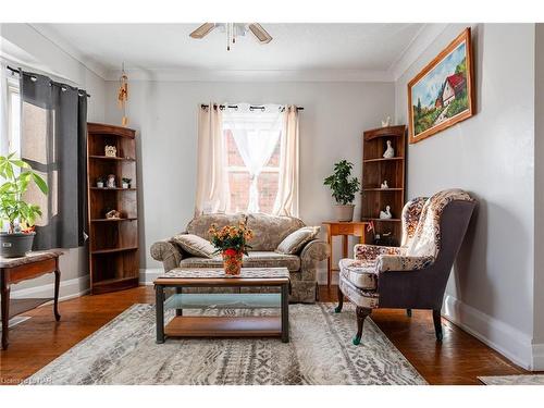 3 Delaware Avenue, St. Catharines, ON - Indoor Photo Showing Living Room