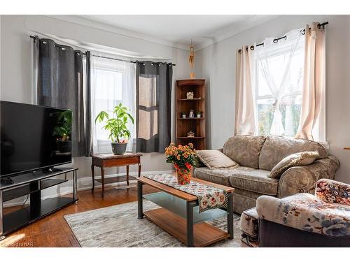 3 Delaware Avenue, St. Catharines, ON - Indoor Photo Showing Living Room