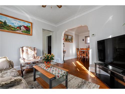 3 Delaware Avenue, St. Catharines, ON - Indoor Photo Showing Living Room