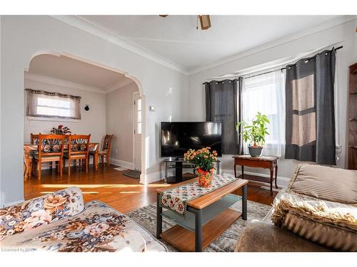 3 Delaware Avenue, St. Catharines, ON - Indoor Photo Showing Living Room