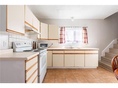 3 Delaware Avenue, St. Catharines, ON - Indoor Photo Showing Kitchen