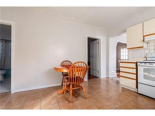 3 Delaware Avenue, St. Catharines, ON - Indoor Photo Showing Kitchen