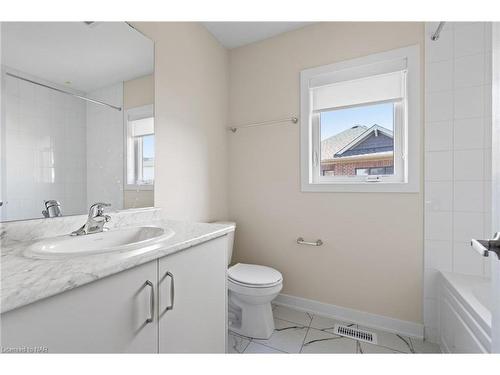 55 Rowlock St Street, Welland, ON - Indoor Photo Showing Bathroom