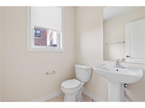 55 Rowlock St Street, Welland, ON - Indoor Photo Showing Bathroom