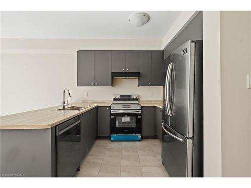 55 Rowlock St Street, Welland, ON - Indoor Photo Showing Kitchen With Double Sink