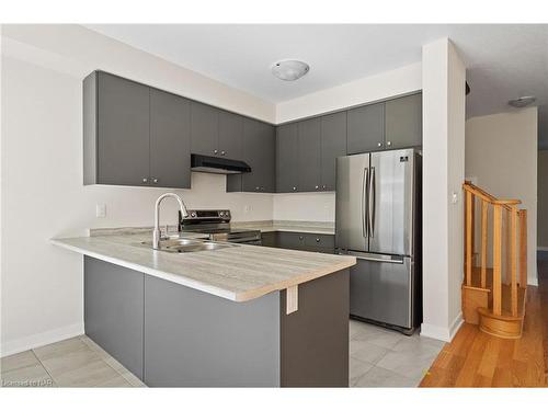 55 Rowlock St Street, Welland, ON - Indoor Photo Showing Kitchen With Double Sink