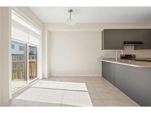 55 Rowlock St Street, Welland, ON - Indoor Photo Showing Kitchen With Double Sink