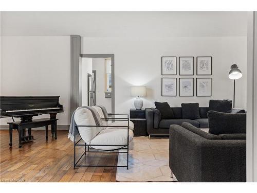 17 Thomas Street, St. Catharines, ON - Indoor Photo Showing Living Room