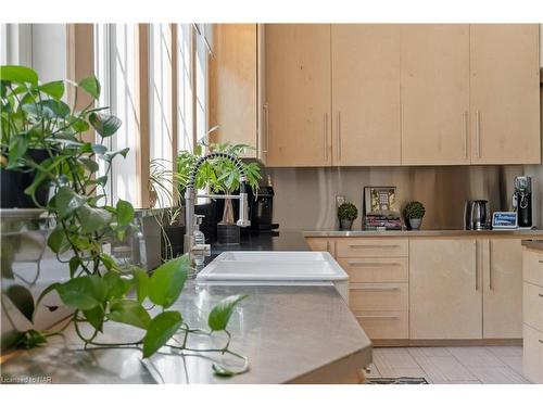 17 Thomas Street, St. Catharines, ON - Indoor Photo Showing Kitchen