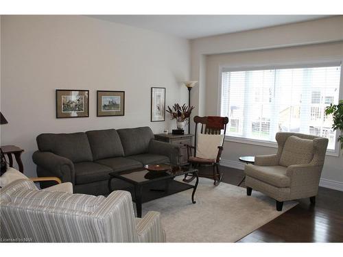 59 Windsor Circle Circle, Niagara-On-The-Lake, ON - Indoor Photo Showing Living Room