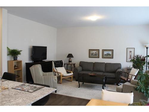 59 Windsor Circle Circle, Niagara-On-The-Lake, ON - Indoor Photo Showing Living Room