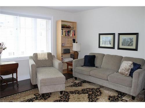 59 Windsor Circle Circle, Niagara-On-The-Lake, ON - Indoor Photo Showing Living Room