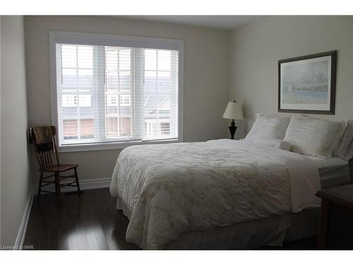 59 Windsor Circle Circle, Niagara-On-The-Lake, ON - Indoor Photo Showing Bedroom