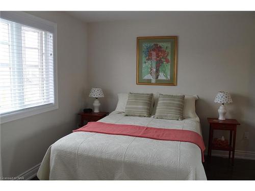 59 Windsor Circle Circle, Niagara-On-The-Lake, ON - Indoor Photo Showing Bedroom