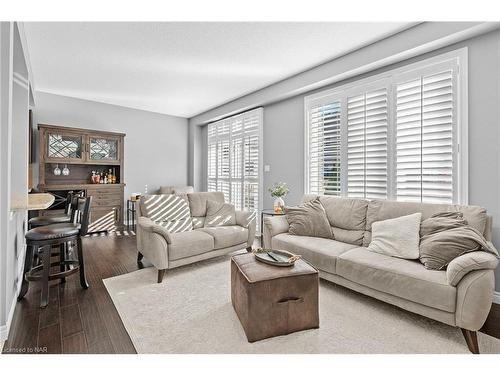 17-380 Lake Street, Grimsby, ON - Indoor Photo Showing Living Room