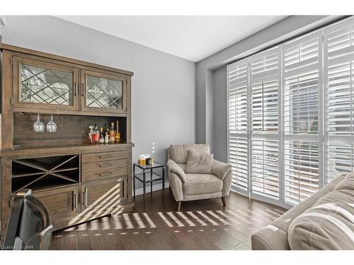 17-380 Lake Street, Grimsby, ON - Indoor Photo Showing Living Room