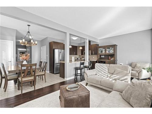 17-380 Lake Street, Grimsby, ON - Indoor Photo Showing Living Room