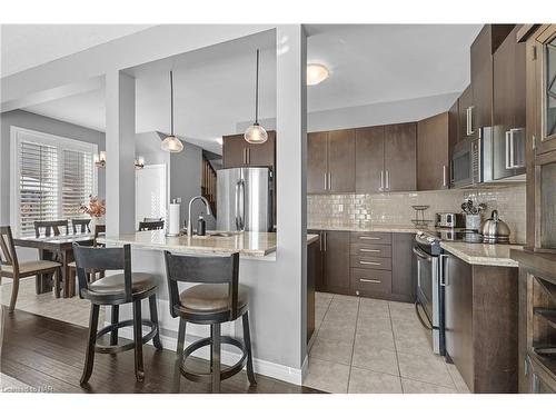 17-380 Lake Street, Grimsby, ON - Indoor Photo Showing Kitchen With Upgraded Kitchen