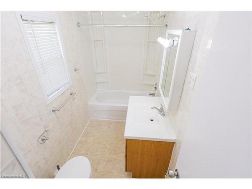 46 Edgar Street, Welland, ON - Indoor Photo Showing Bathroom