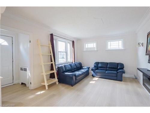 46 Edgar Street, Welland, ON - Indoor Photo Showing Living Room