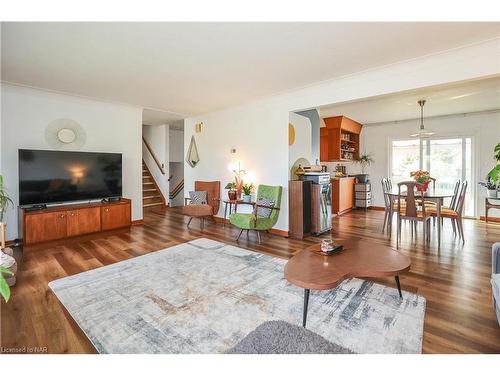 7001 Concord Crescent, Niagara Falls, ON - Indoor Photo Showing Living Room