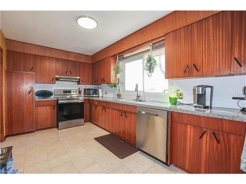 7001 Concord Crescent, Niagara Falls, ON - Indoor Photo Showing Kitchen