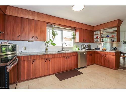 7001 Concord Crescent, Niagara Falls, ON - Indoor Photo Showing Kitchen