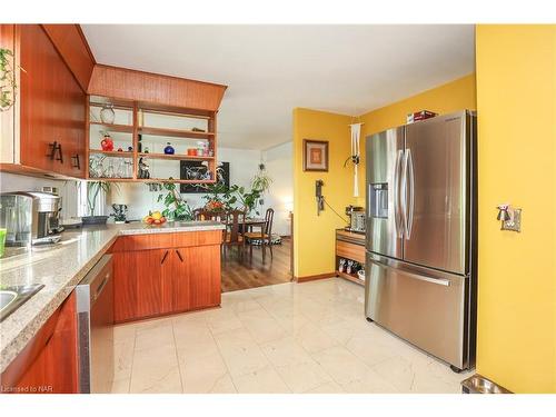 7001 Concord Crescent, Niagara Falls, ON - Indoor Photo Showing Kitchen