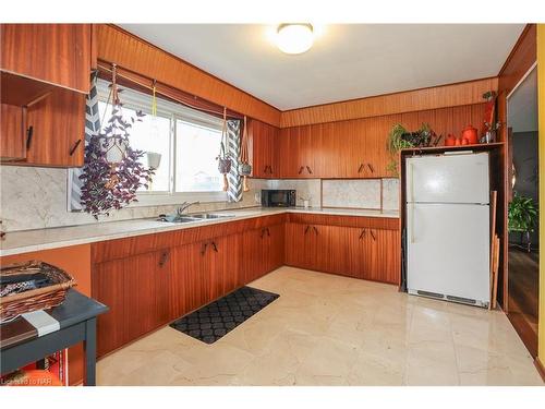 7001 Concord Crescent, Niagara Falls, ON - Indoor Photo Showing Kitchen With Double Sink