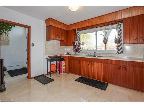 7001 Concord Crescent, Niagara Falls, ON - Indoor Photo Showing Kitchen With Double Sink