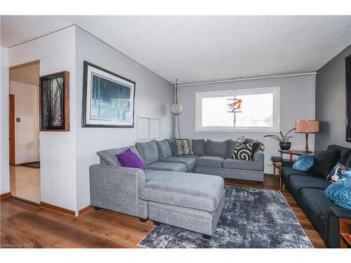 7001 Concord Crescent, Niagara Falls, ON - Indoor Photo Showing Living Room