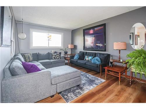 7001 Concord Crescent, Niagara Falls, ON - Indoor Photo Showing Living Room