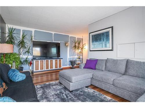 7001 Concord Crescent, Niagara Falls, ON - Indoor Photo Showing Living Room