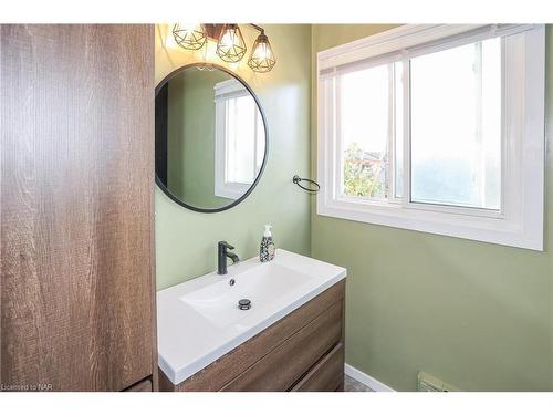 7001 Concord Crescent, Niagara Falls, ON - Indoor Photo Showing Bathroom