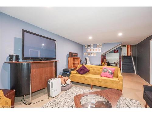 7001 Concord Crescent, Niagara Falls, ON - Indoor Photo Showing Living Room