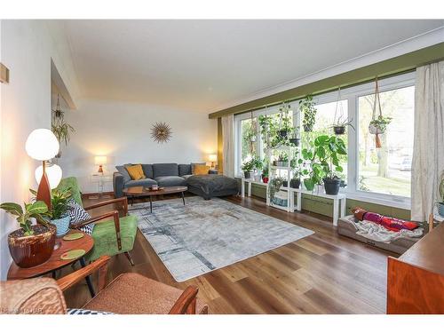 7001 Concord Crescent, Niagara Falls, ON - Indoor Photo Showing Living Room