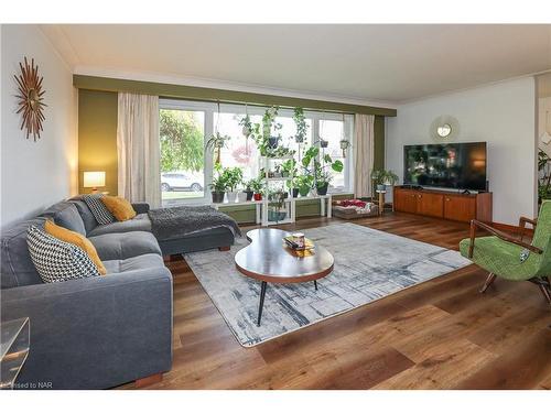 7001 Concord Crescent, Niagara Falls, ON - Indoor Photo Showing Living Room