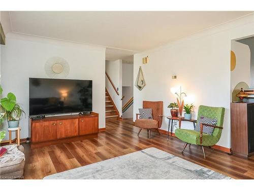 7001 Concord Crescent, Niagara Falls, ON - Indoor Photo Showing Living Room