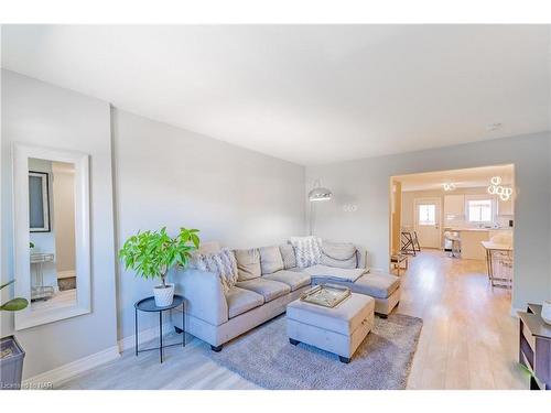 85-7768 Ascot Circle, Niagara Falls, ON - Indoor Photo Showing Living Room