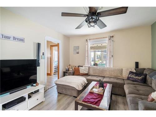 75 Crowland Avenue, Welland, ON - Indoor Photo Showing Living Room